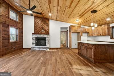 3 bedroom, 3.5 bathroom, 2,026 sq ft cabin,single family residence for sale at 324 Golden Eagle Drive, Murphy, NC 28906 — photo 8