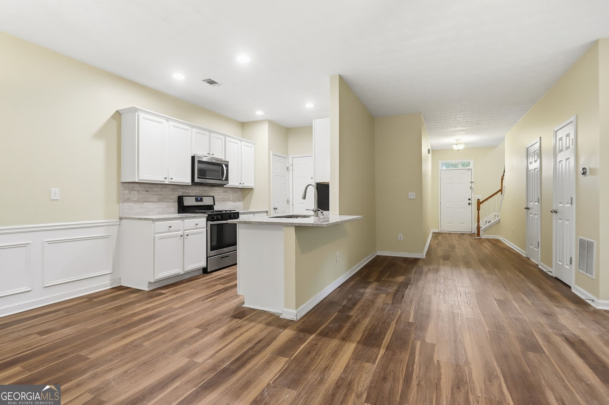 3 bedroom, 2.5 bathroom, 1,596 sq ft townhouse for sale at 465 Lantern Wood Drive, Scottdale, GA 30079 — photo 2