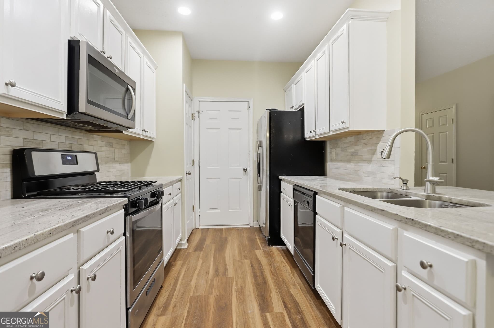 3 bedroom, 2.5 bathroom, 1,596 sq ft townhouse for sale at 465 Lantern Wood Drive, Scottdale, GA 30079 — photo 6