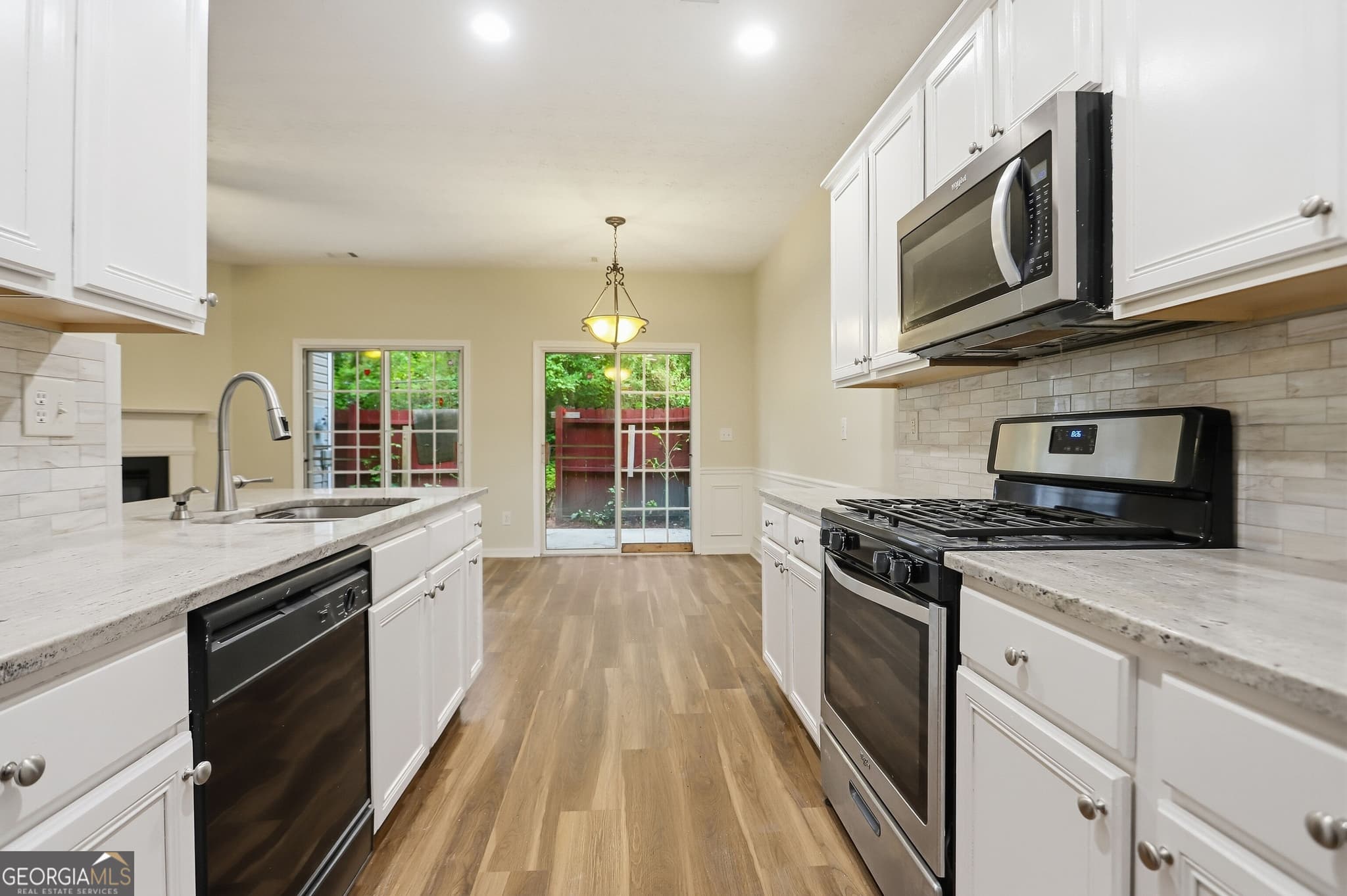 3 bedroom, 2.5 bathroom, 1,596 sq ft townhouse for sale at 465 Lantern Wood Drive, Scottdale, GA 30079 — photo 7