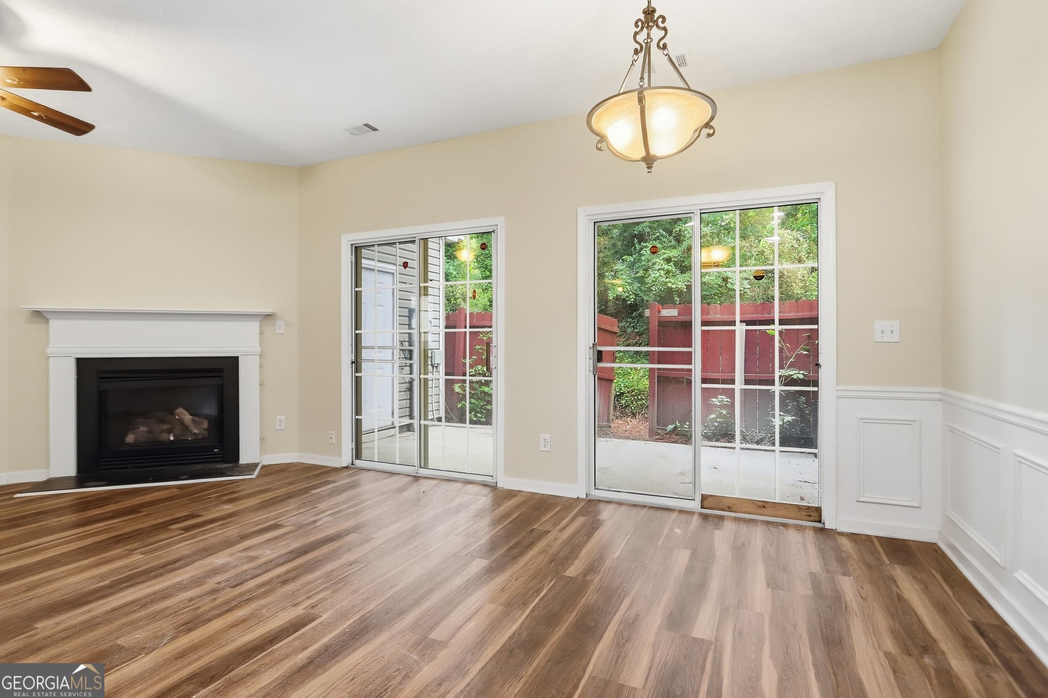 3 bedroom, 2.5 bathroom, 1,596 sq ft townhouse for sale at 465 Lantern Wood Drive, Scottdale, GA 30079 — photo 3