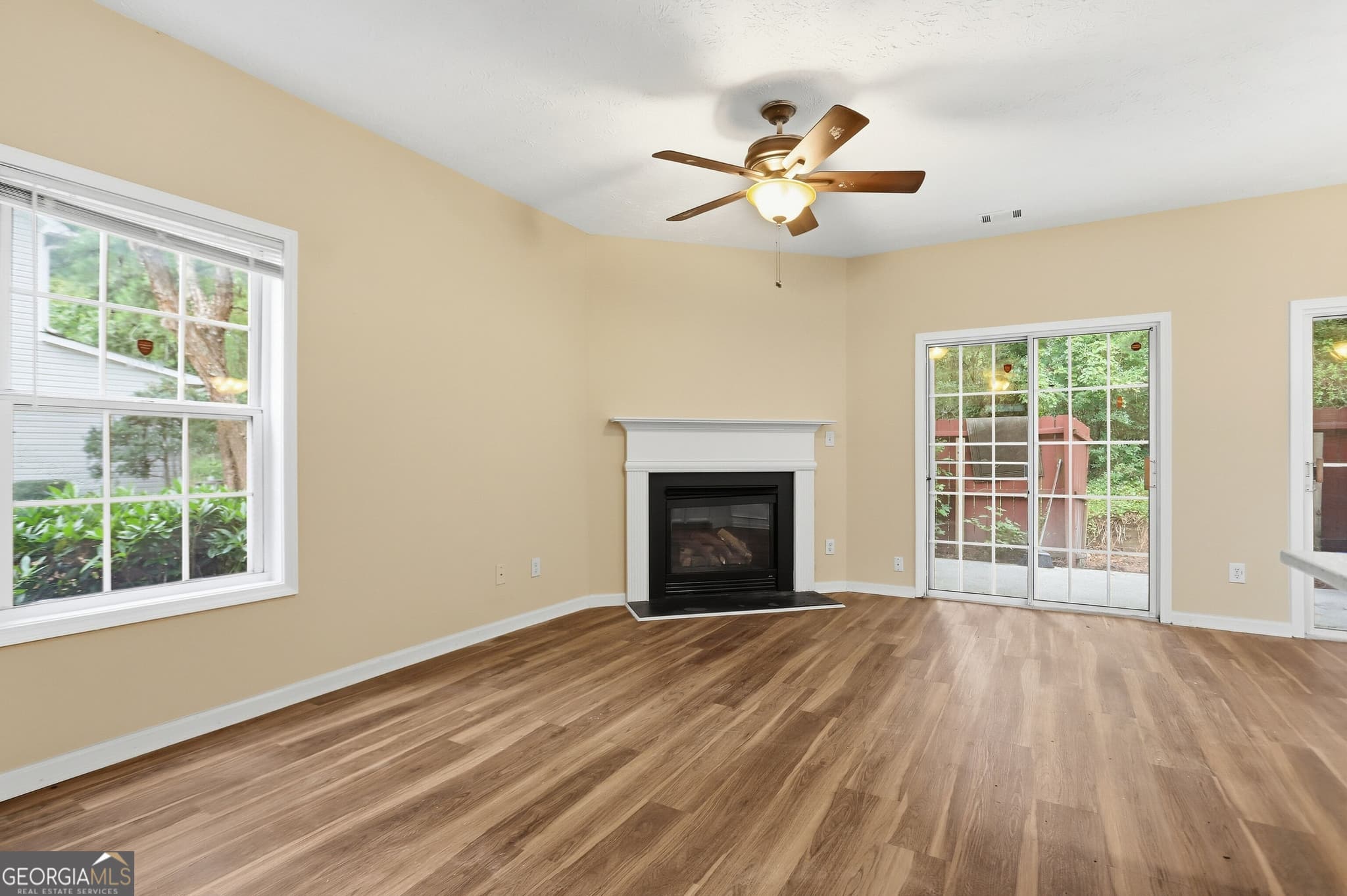 3 bedroom, 2.5 bathroom, 1,596 sq ft townhouse for sale at 465 Lantern Wood Drive, Scottdale, GA 30079 — photo 9