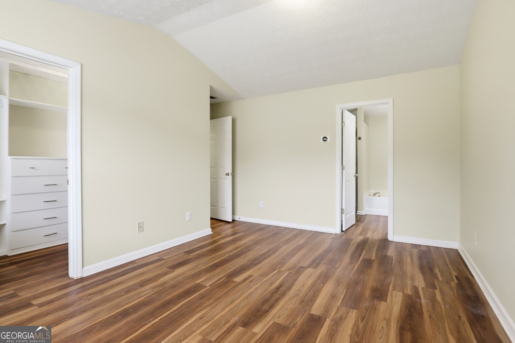 3 bedroom, 2.5 bathroom, 1,596 sq ft townhouse for sale at 465 Lantern Wood Drive, Scottdale, GA 30079 — photo 4