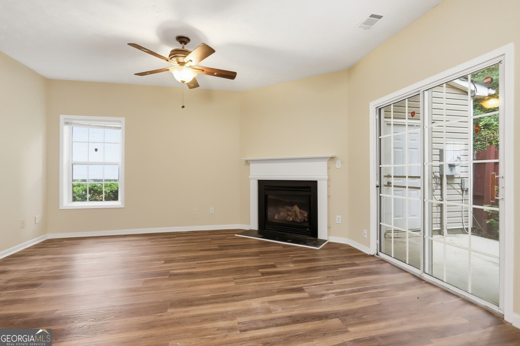 3 bedroom, 2.5 bathroom, 1,596 sq ft townhouse for sale at 465 Lantern Wood Drive, Scottdale, GA 30079 — photo 8