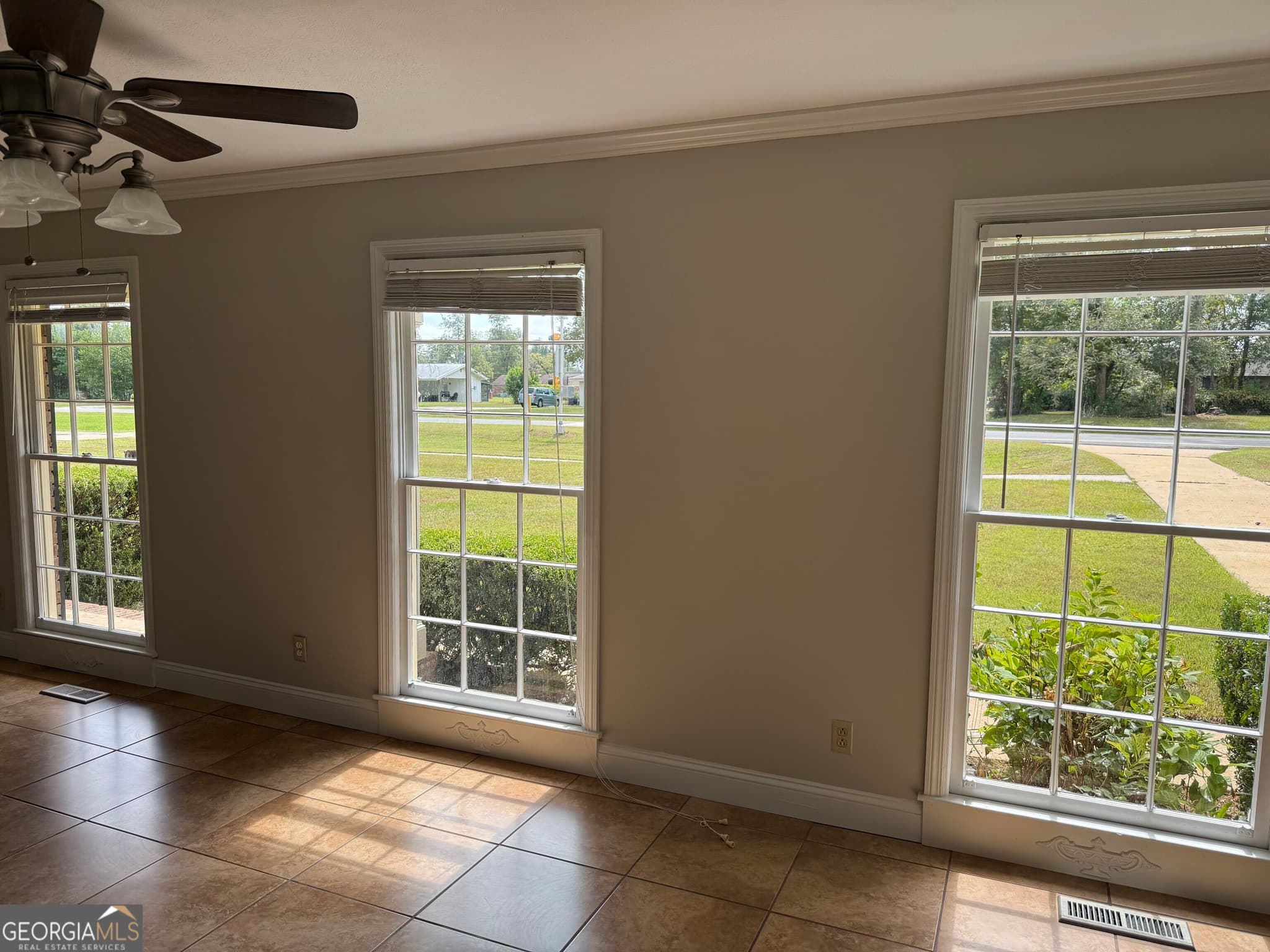 3 bedroom, 1.5 bathroom, 1,512 sq ft single family residence for sale at 407 Holly Drive, Albany, GA 31705 — photo 5