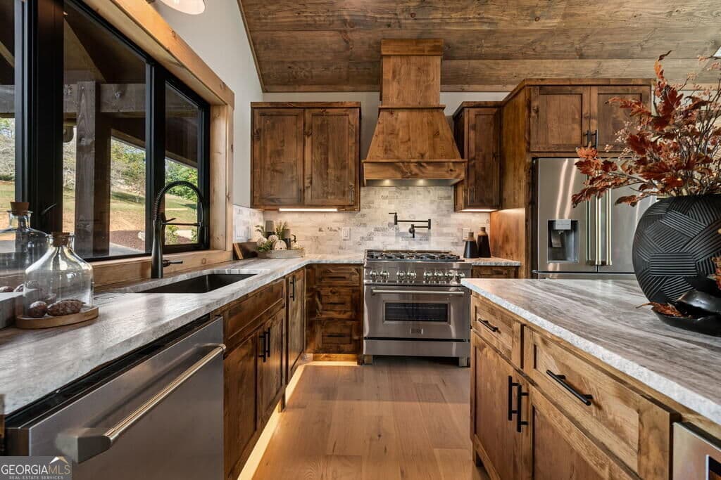 4 bedroom, 4 bathroom, 3,010 sq ft cabin,single family residence for sale at 679 Cohutta Sunset Drive, Blue Ridge, GA 30513 — photo 5