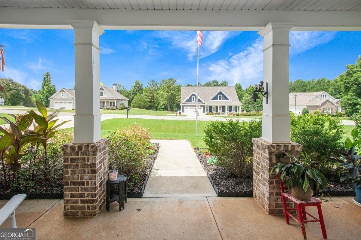 4 bedroom, 3 bathroom, 2,340 sq ft single family residence under contract at 162 Alexander Lakes Drive, Eatonton, GA 31024 — photo 2