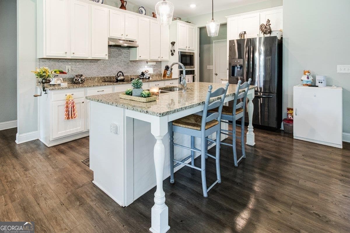 4 bedroom, 3 bathroom, 2,340 sq ft single family residence under contract at 162 Alexander Lakes Drive, Eatonton, GA 31024 — photo 6
