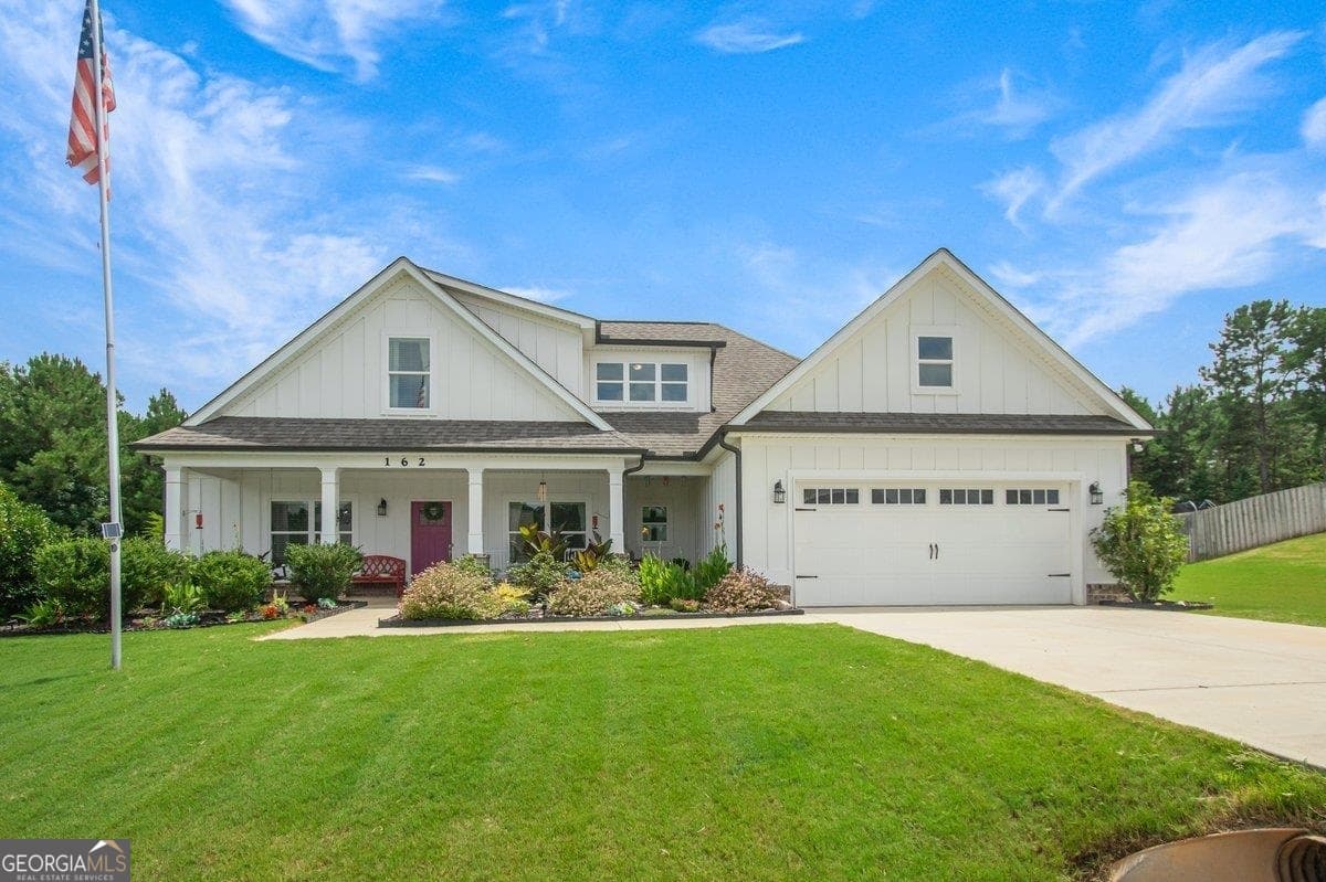 4 bedroom, 3 bathroom, 2,340 sq ft single family residence under contract at 162 Alexander Lakes Drive, Eatonton, GA 31024