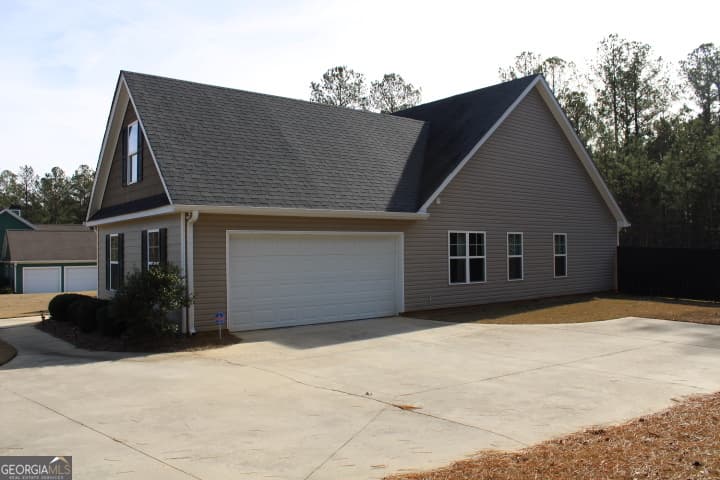 3 bedroom, 2 bathroom, 1,842 sq ft single family residence for sale at 206 Cole Forest Boulevard, Barnesville, GA 30204 — photo 8