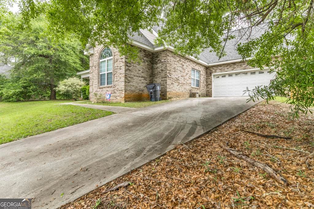 4 bedroom, 2 bathroom, 2,456 sq ft single family residence for sale at 211 Cade Terrace, Warner Robins, GA 31088 — photo 4