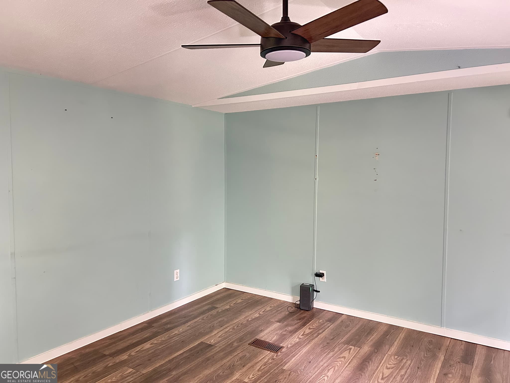 2 bedroom, 1 bathroom, 672 sq ft manufactured home,single family residence for sale at 242 Sunrise Cove, Clarkesville, GA 30523 — photo 4