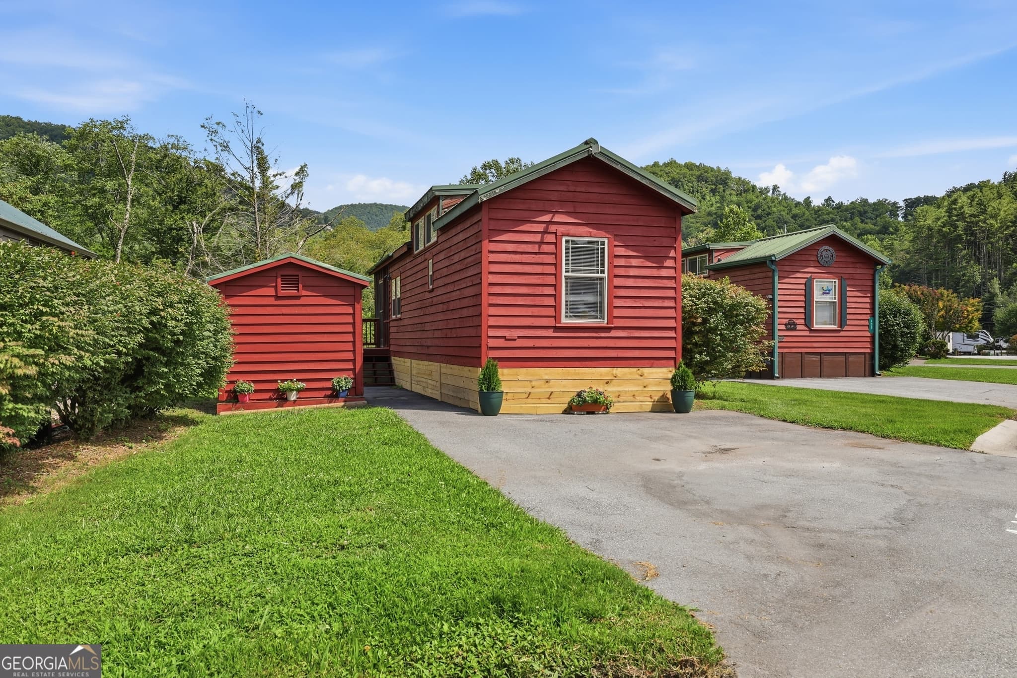 1 bedroom, 1 bathroom, 560 sq ft cabin,single family residence for sale at 446 River Vista Drive, Dillard, GA 30537