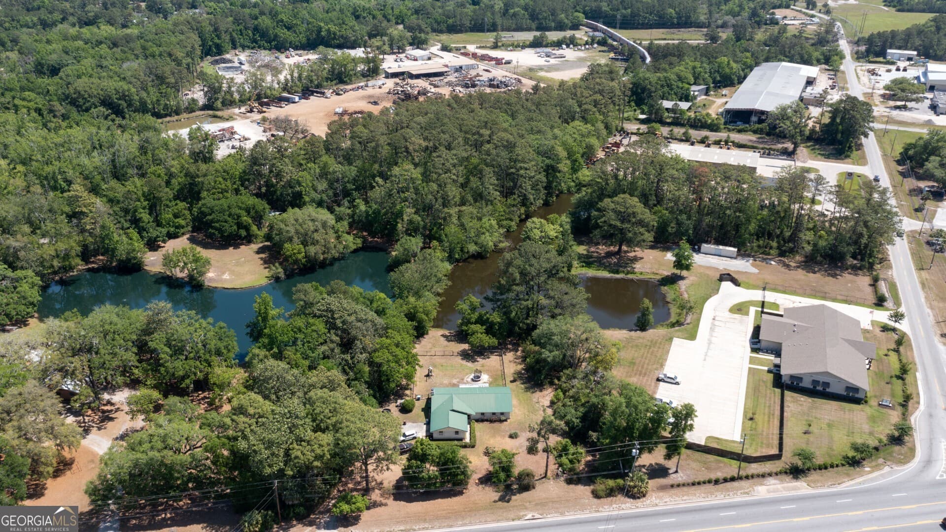 3 bedroom, 2 bathroom, 1,725 sq ft single family residence for sale at 6120 New Jesup Highway, Brunswick, GA 31523 — photo 4