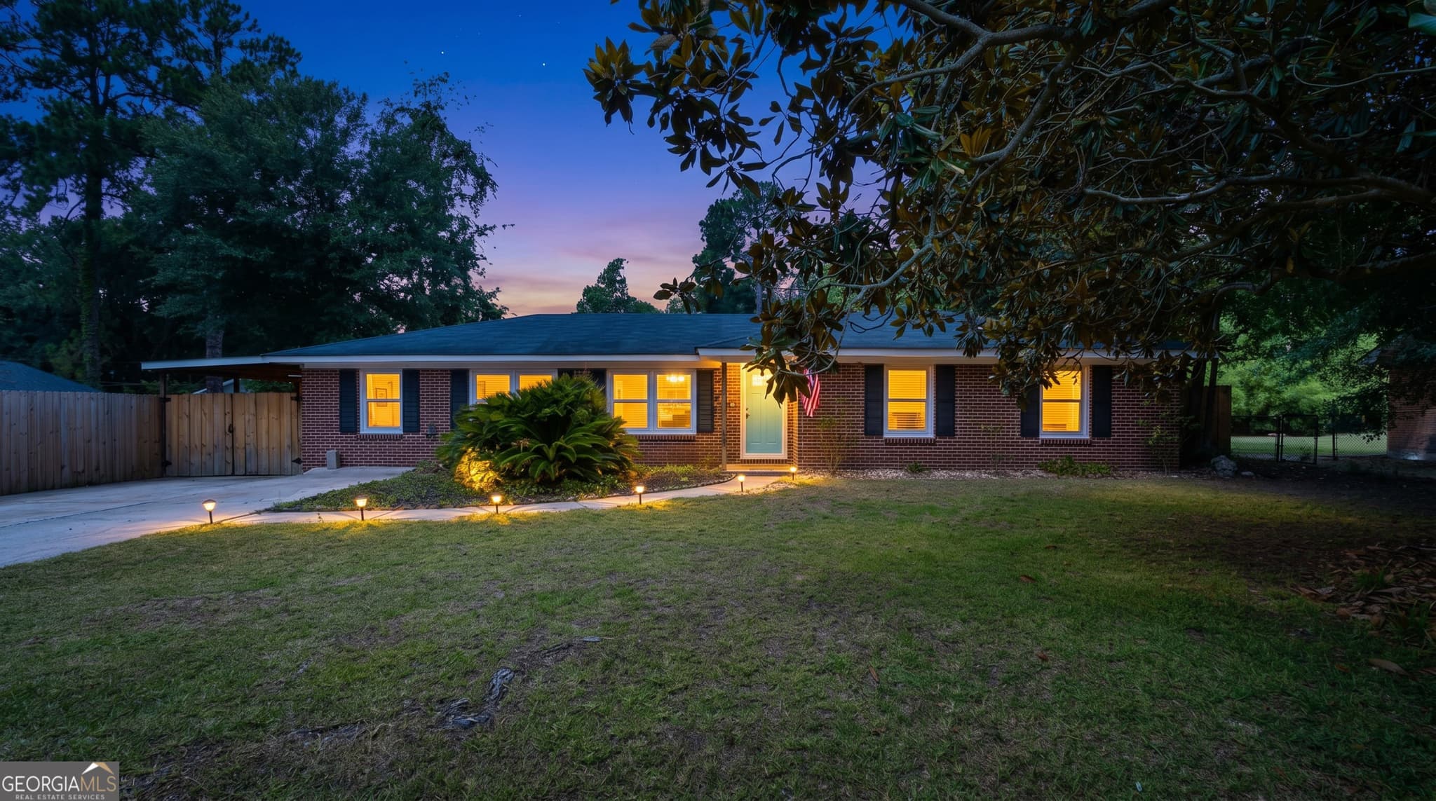 3 bedroom, 2 bathroom, 1,716 sq ft single family residence for sale at 17 Regent Drive, Savannah, GA 31406 — photo 2