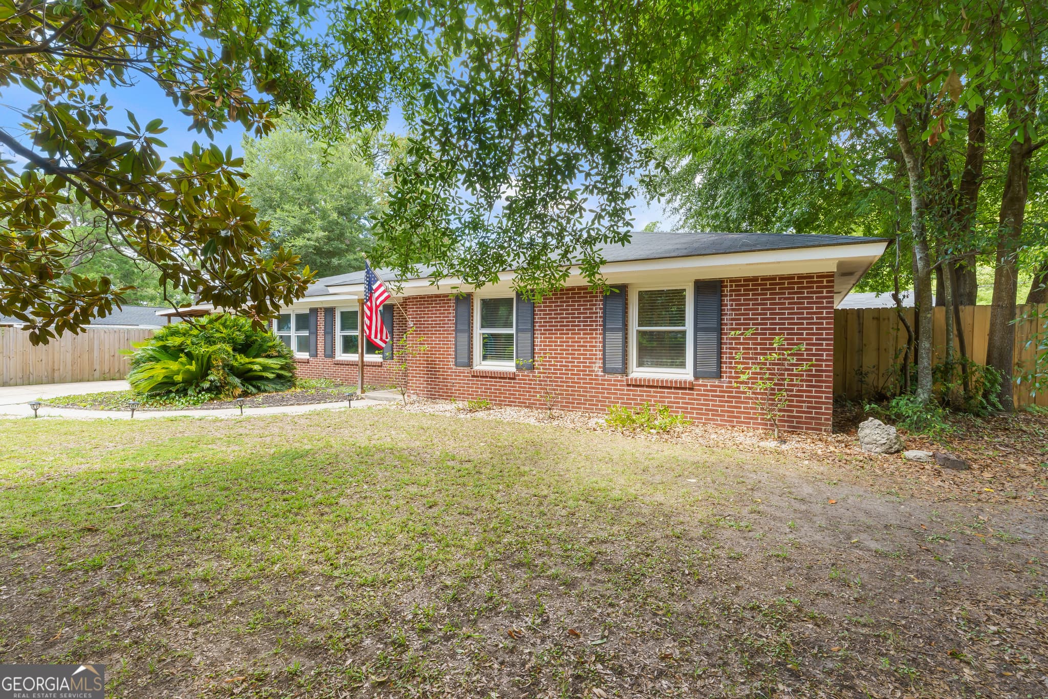 3 bedroom, 2 bathroom, 1,716 sq ft single family residence for sale at 17 Regent Drive, Savannah, GA 31406 — photo 3