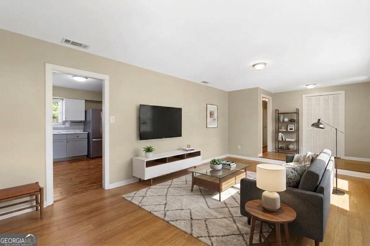 3 bedroom, 2 bathroom, 1,716 sq ft single family residence for sale at 17 Regent Drive, Savannah, GA 31406 — photo 4