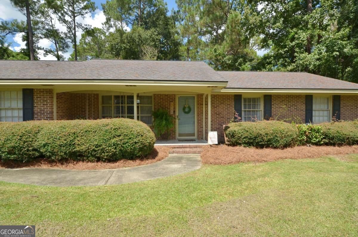 3 bedroom, 2 bathroom, 1,524 sq ft single family residence under contract at 1222 5th Avenue, Eastman, GA 31023 — photo 2