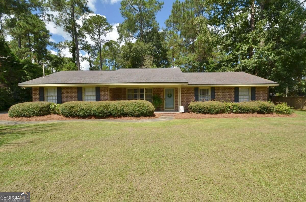 3 bedroom, 2 bathroom, 1,524 sq ft single family residence under contract at 1222 5th Avenue, Eastman, GA 31023