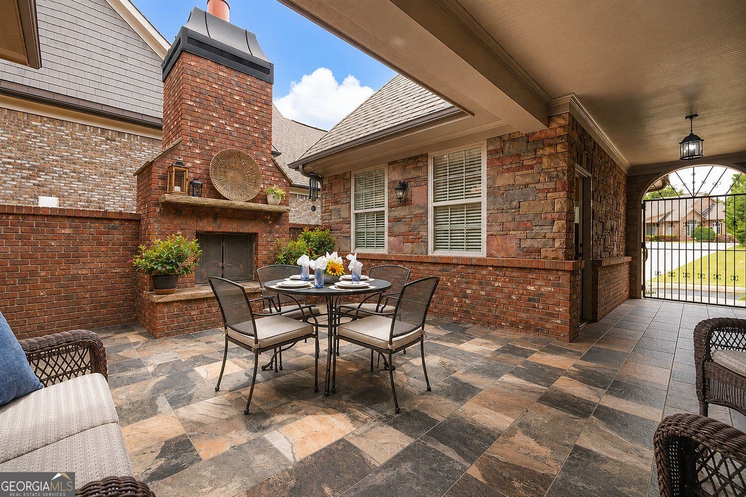 4 bedroom, 4.5 bathroom, 4,287 sq ft single family residence for sale at 11127 Brookhavenclub Drive, Johns Creek, GA 30097 — photo 3