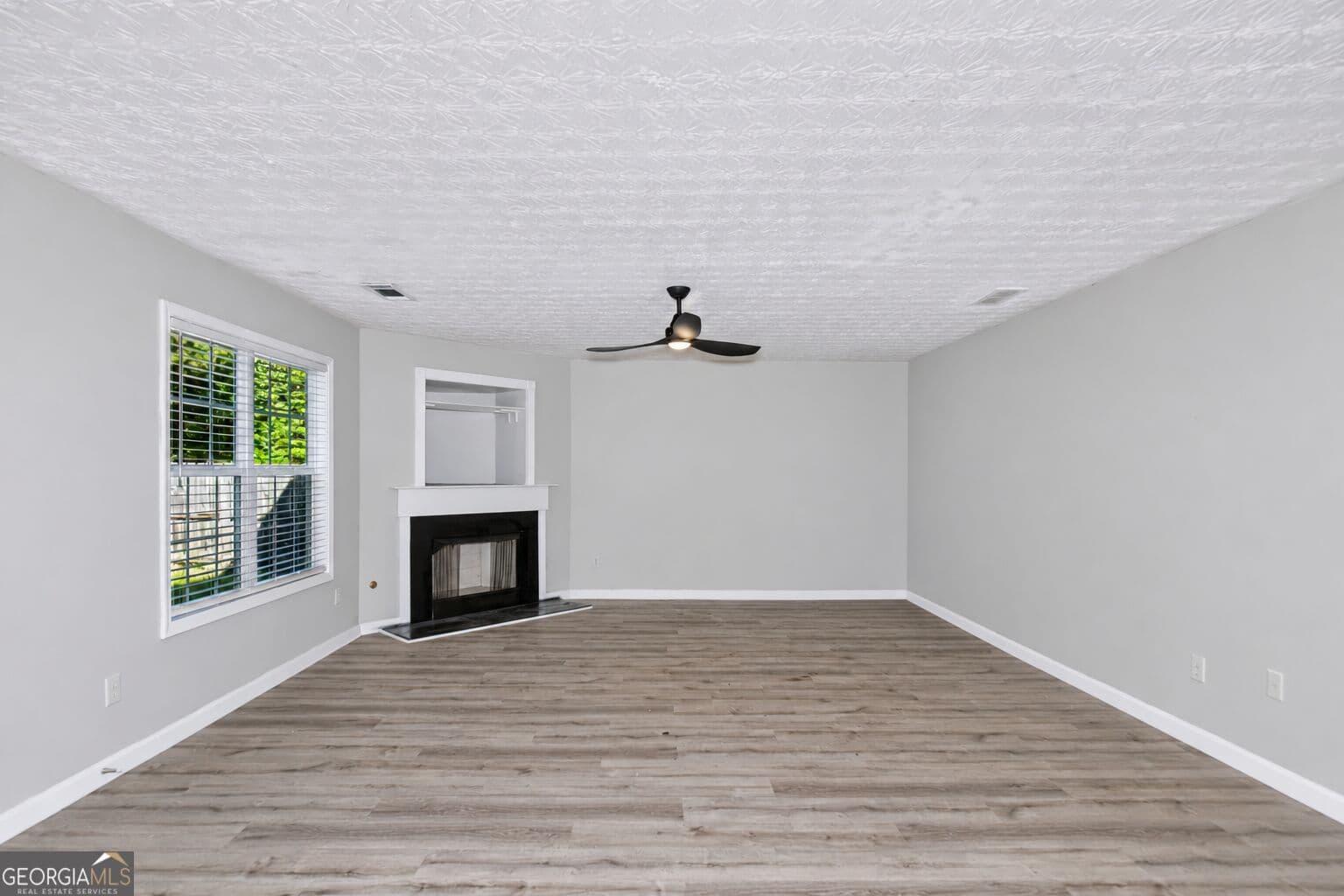 3 bedroom, 2.5 bathroom, 1,876 sq ft single family residence for sale at 281 Shadowbrooke Drive, Loganville, GA 30052 — photo 6