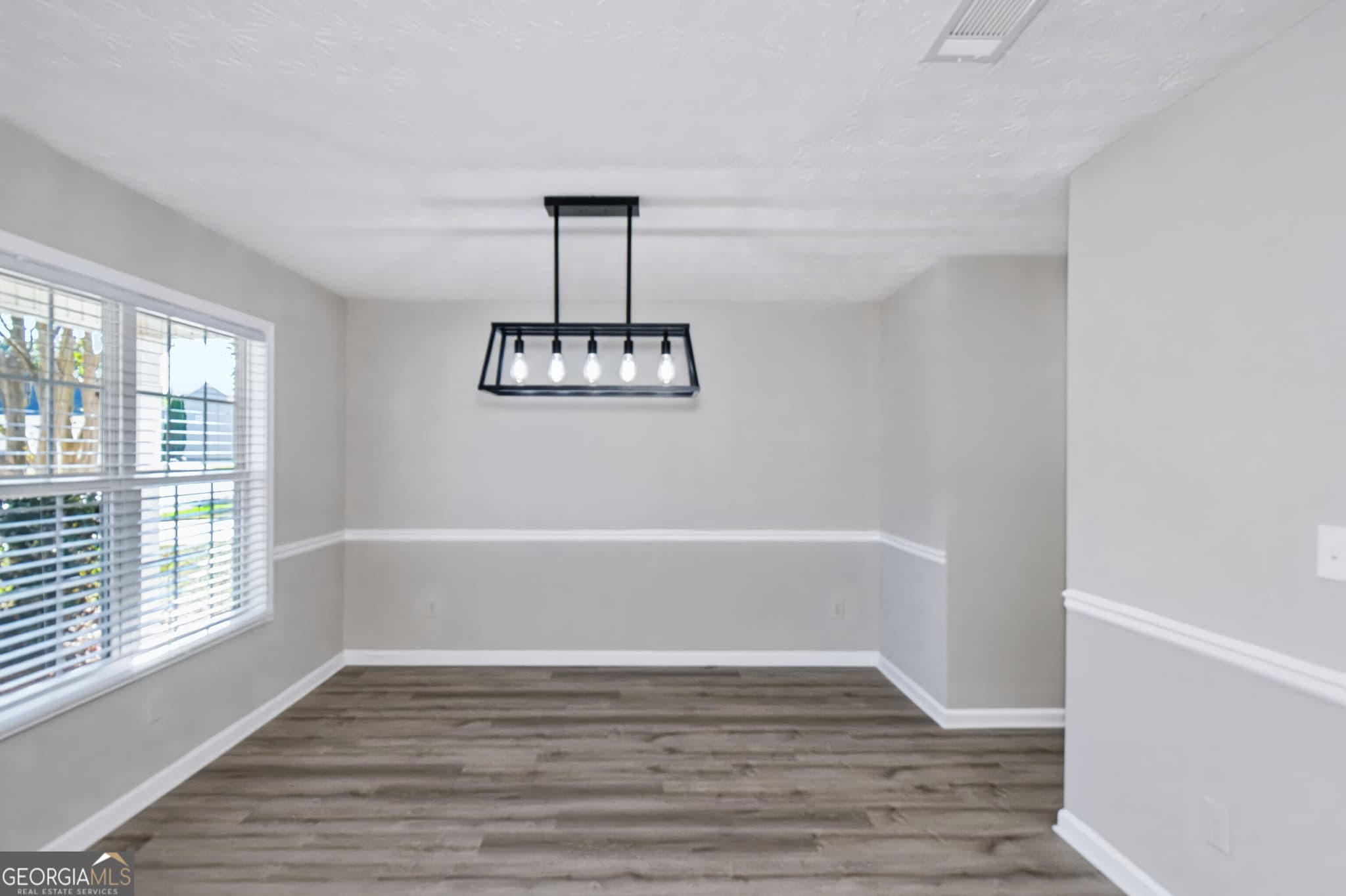 3 bedroom, 2.5 bathroom, 1,876 sq ft single family residence for sale at 281 Shadowbrooke Drive, Loganville, GA 30052 — photo 5