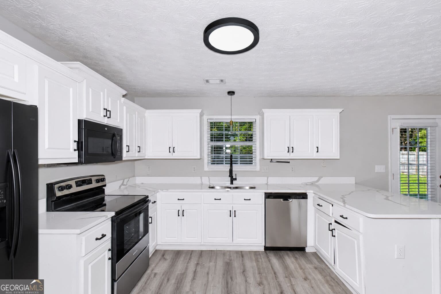 3 bedroom, 2.5 bathroom, 1,876 sq ft single family residence for sale at 281 Shadowbrooke Drive, Loganville, GA 30052 — photo 8