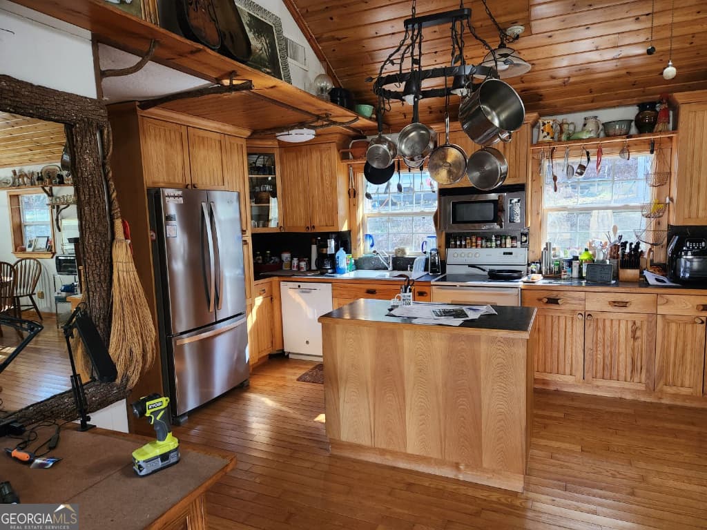 2 bedroom, 2 bathroom, 1,400 sq ft single family residence for sale at 2594 Blue Ridge Gap Road, Clayton, GA 30525 — photo 5