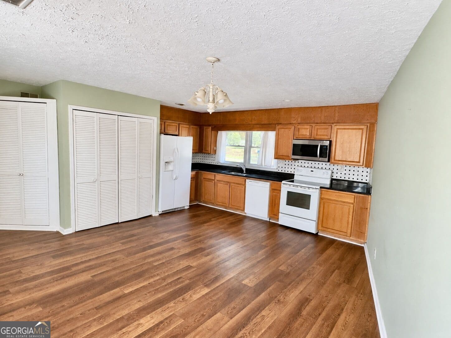 2 bedroom, 2 bathroom, 1,400 sq ft single family residence for sale at 1945 Harts Mill Road, Atlanta, GA 30341 — photo 6