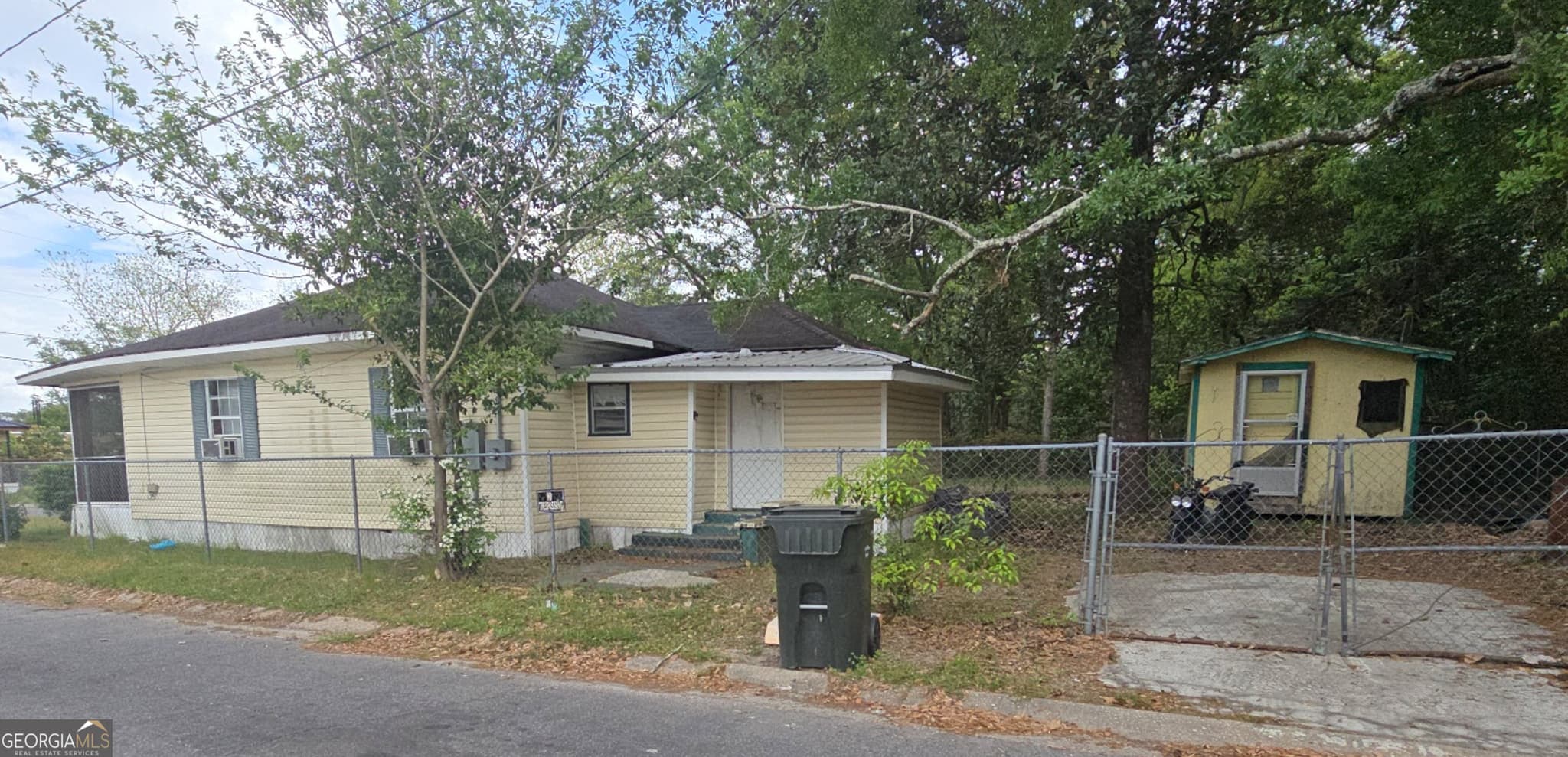3 bedroom, 1 bathroom, 1,033 sq ft single family residence for sale at 1227 Martin Luther King Drive, Waycross, GA 31501 — photo 2
