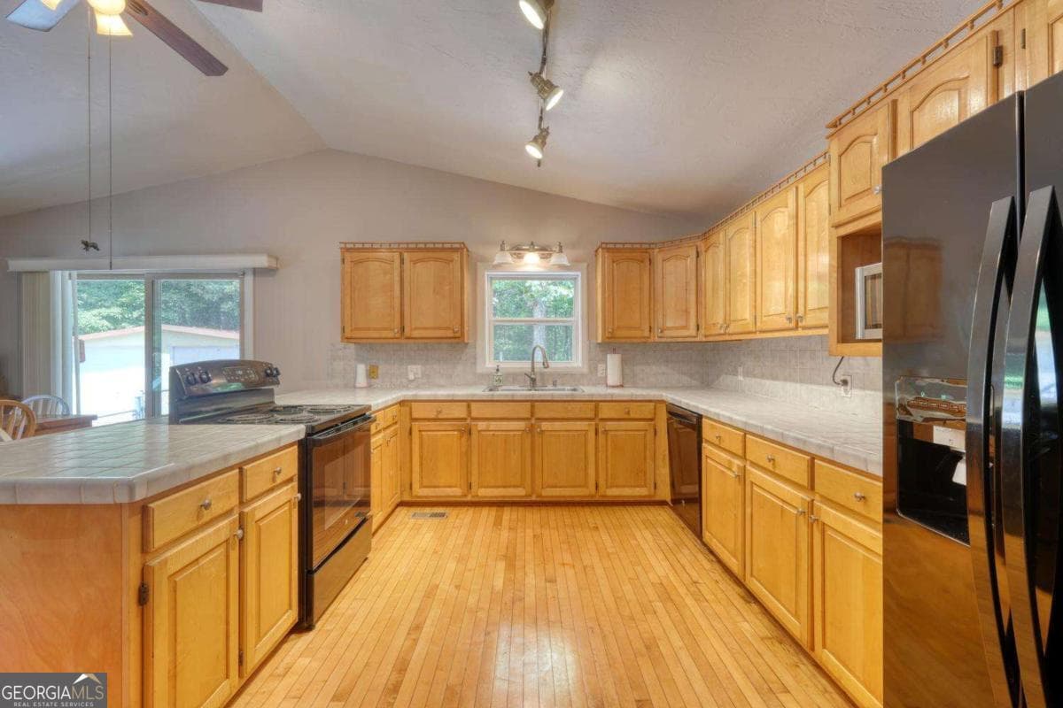 4 bedroom, 3.5 bathroom, 3,106 sq ft cabin,single family residence for sale at 602+557 Hidden Pines Court 1 + 10, Hiawassee, GA 30546 — photo 5