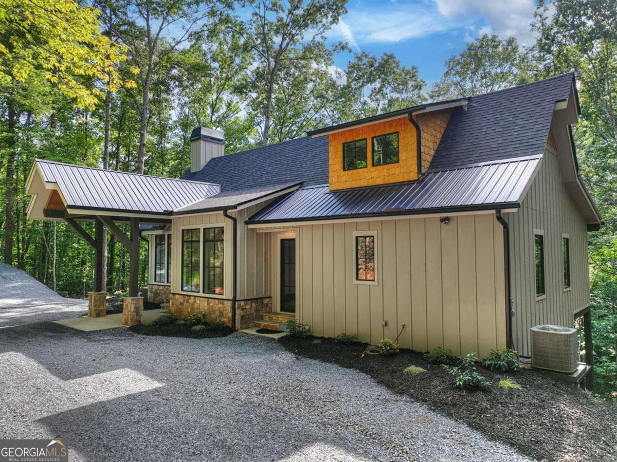 3 bedroom, 2.5 bathroom, 2,800 sq ft cabin,single family residence for sale at 412 Mountain Tops Circle, Blue Ridge, GA 30513 — photo 2