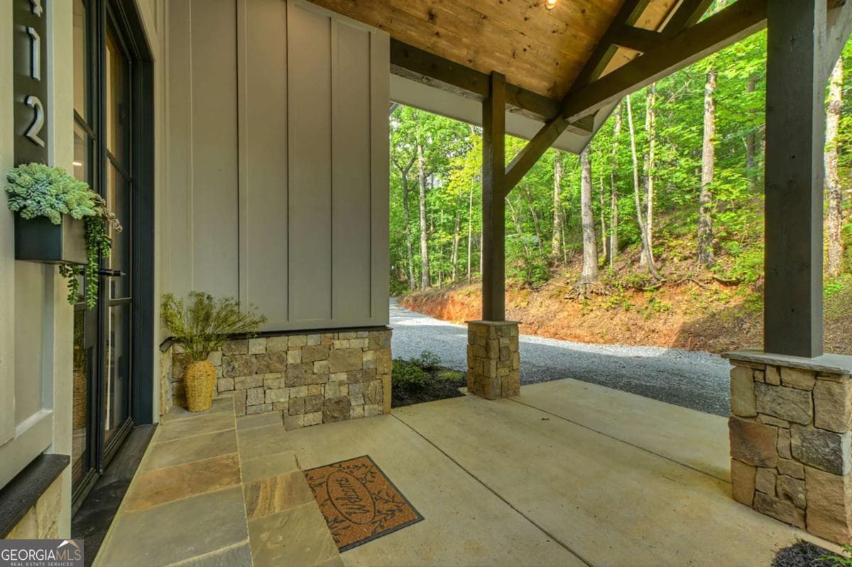 3 bedroom, 2.5 bathroom, 2,800 sq ft cabin,single family residence for sale at 412 Mountain Tops Circle, Blue Ridge, GA 30513 — photo 7