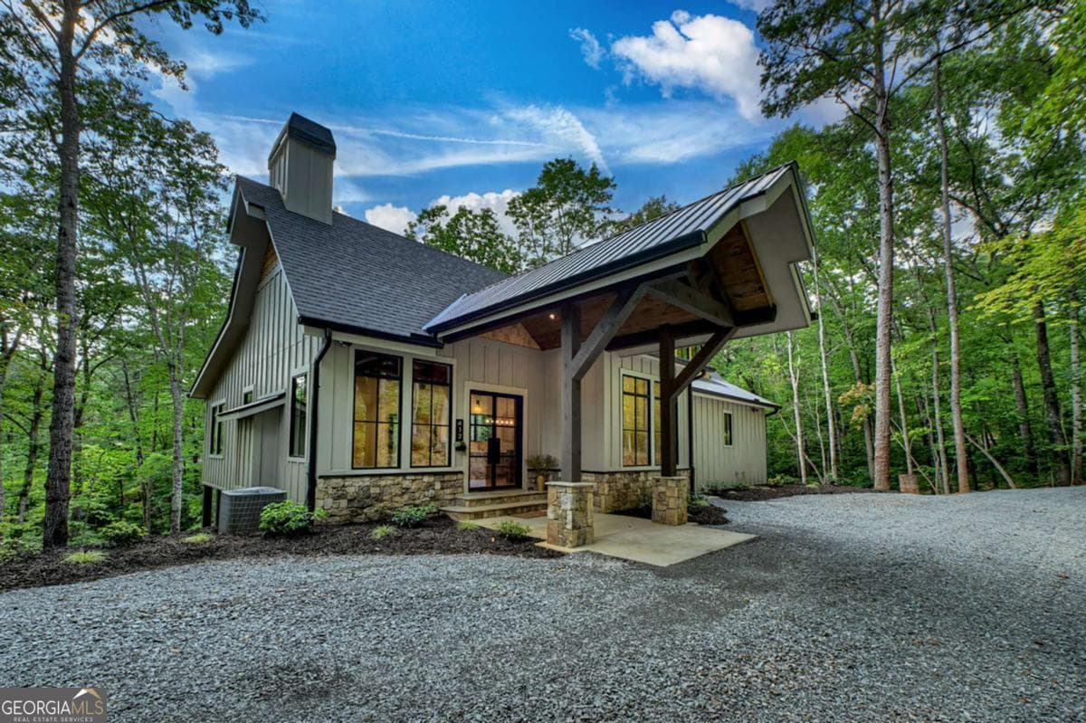 3 bedroom, 2.5 bathroom, 2,800 sq ft cabin,single family residence for sale at 412 Mountain Tops Circle, Blue Ridge, GA 30513