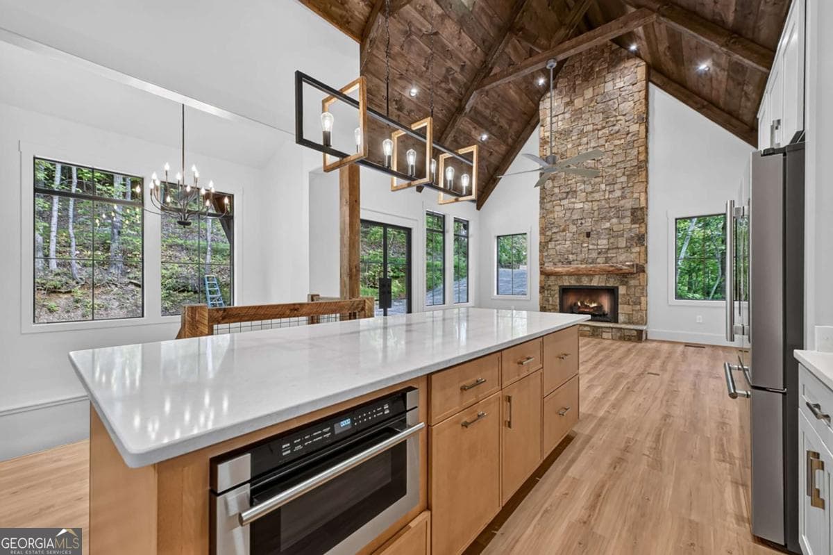 3 bedroom, 2.5 bathroom, 2,800 sq ft cabin,single family residence for sale at 412 Mountain Tops Circle, Blue Ridge, GA 30513 — photo 10