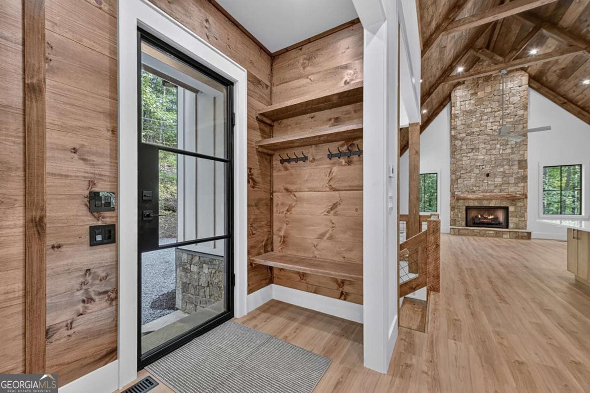 3 bedroom, 2.5 bathroom, 2,800 sq ft cabin,single family residence for sale at 412 Mountain Tops Circle, Blue Ridge, GA 30513 — photo 8
