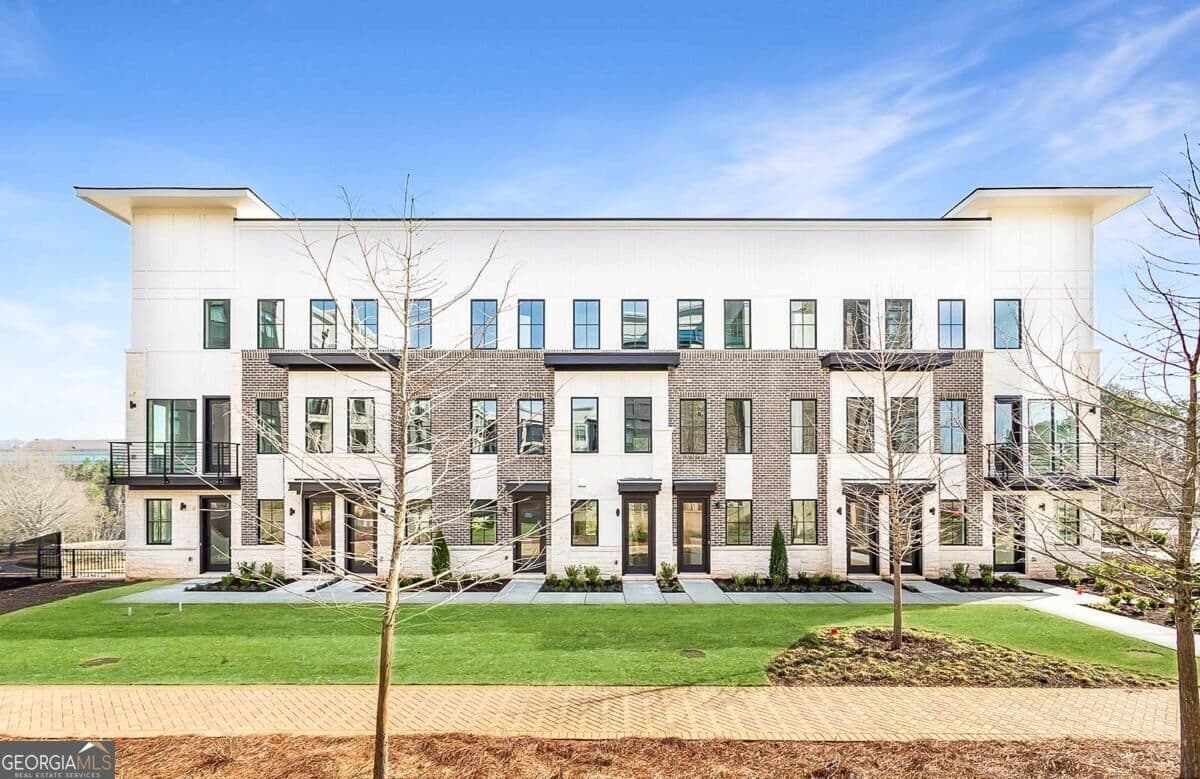 2 bedroom, 2.5 bathroom, 1,675 sq ft condominium for sale at 7150 Summit Place, Alpharetta, GA 30009 — photo 1 of 65