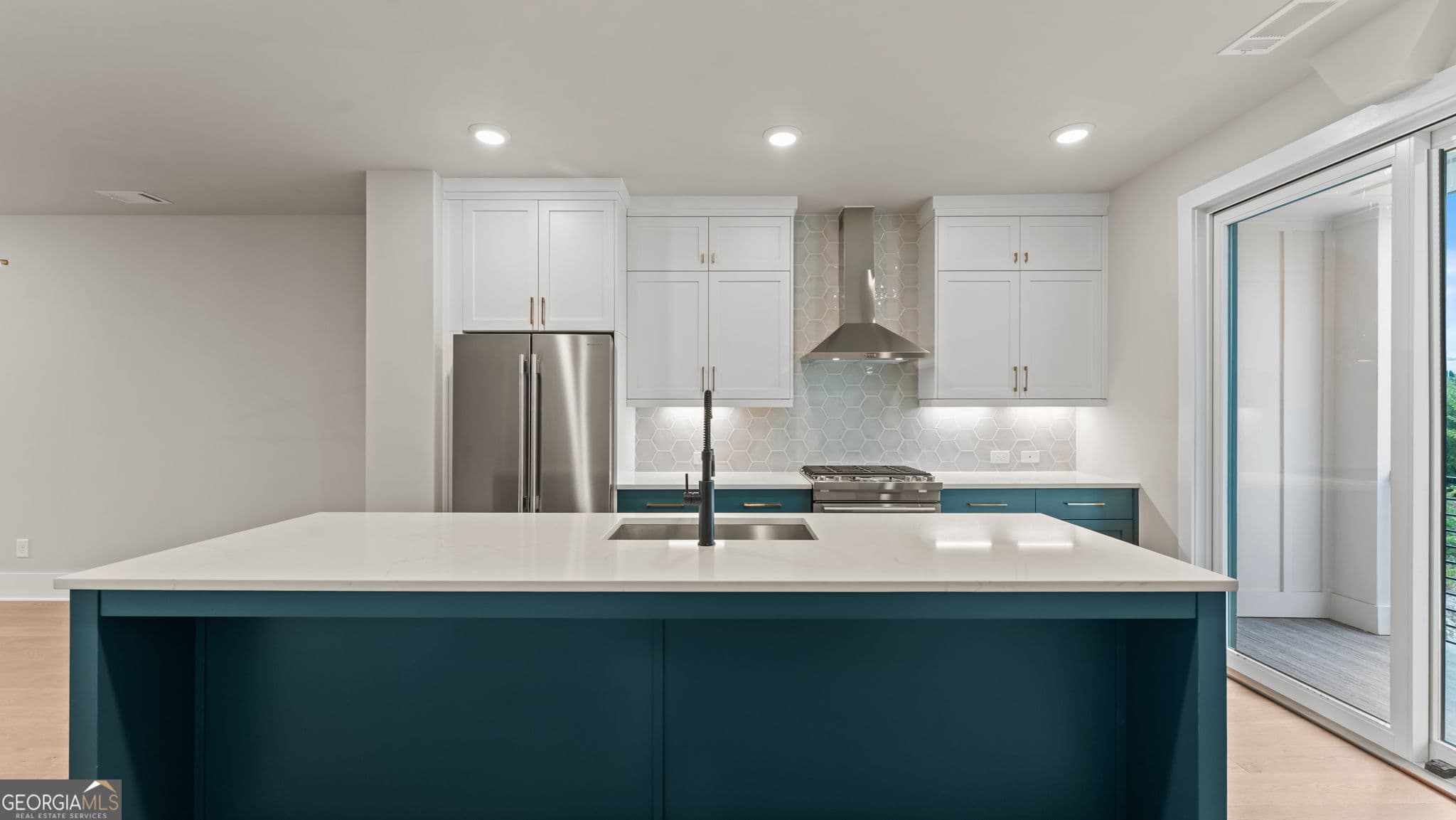 2 bedroom, 2.5 bathroom, 1,675 sq ft condominium for sale at 7150 Summit Place, Alpharetta, GA 30009 — photo 4