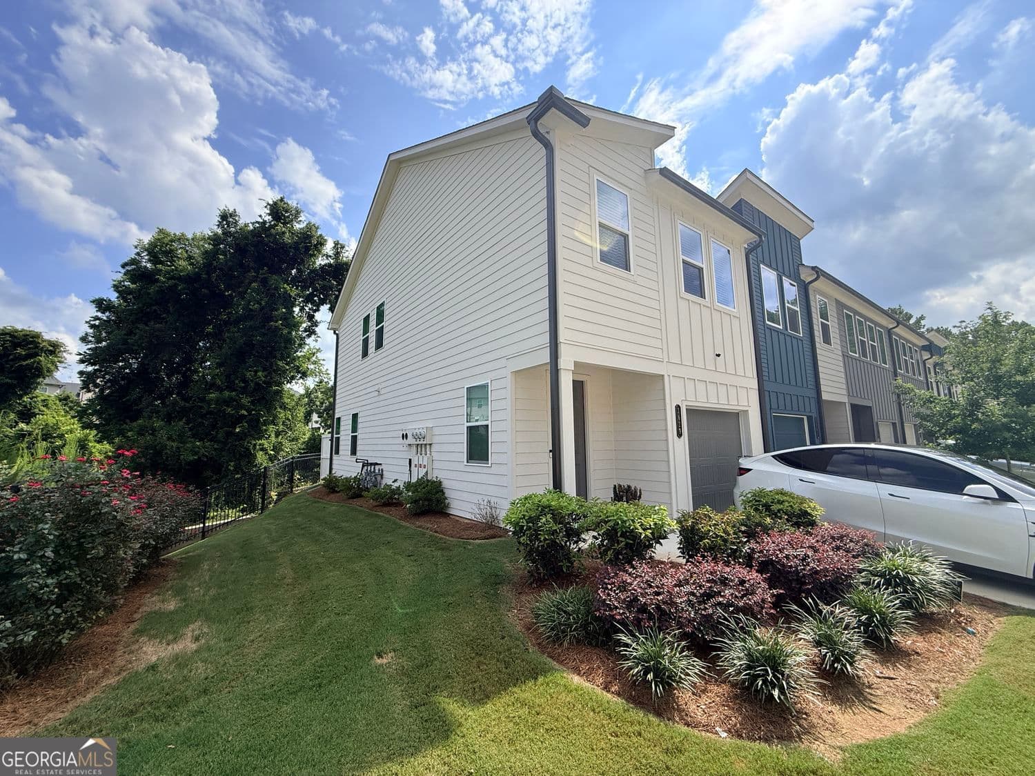 3 bedroom, 2.5 bathroom, 1,362 sq ft townhouse for sale at 1623 Gunnin Trace, Atlanta, GA 30318 — photo 1 of 16