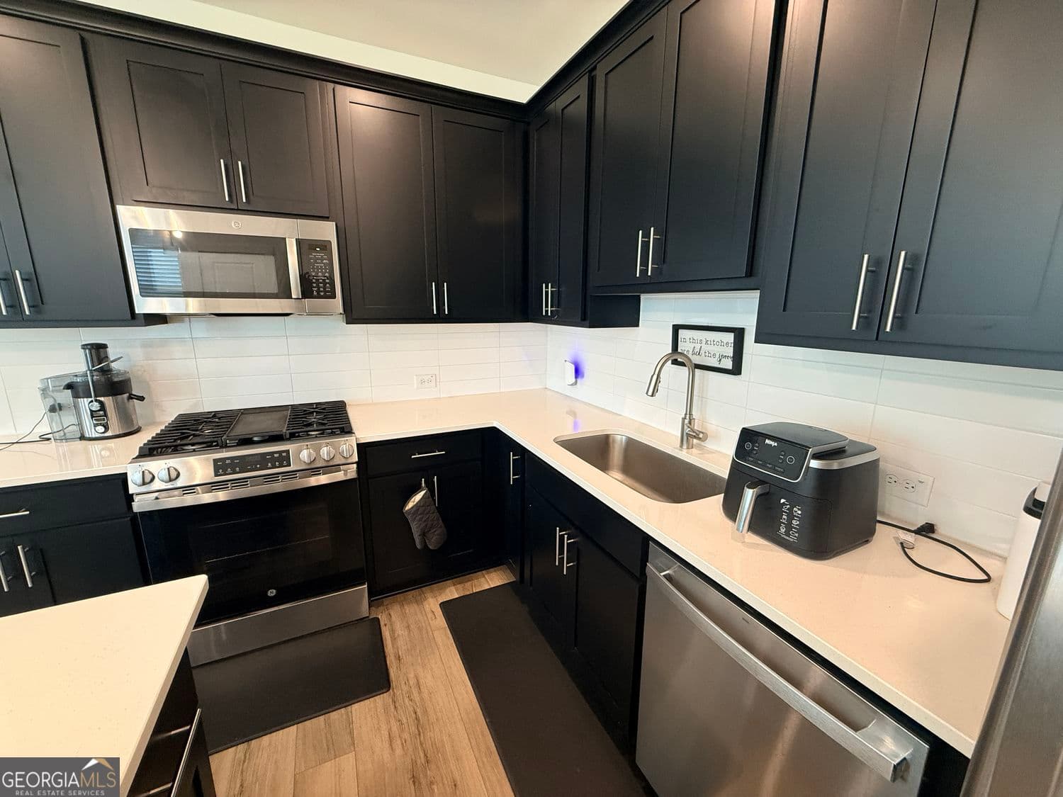 3 bedroom, 2.5 bathroom, 1,362 sq ft townhouse for sale at 1623 Gunnin Trace, Atlanta, GA 30318 — photo 4