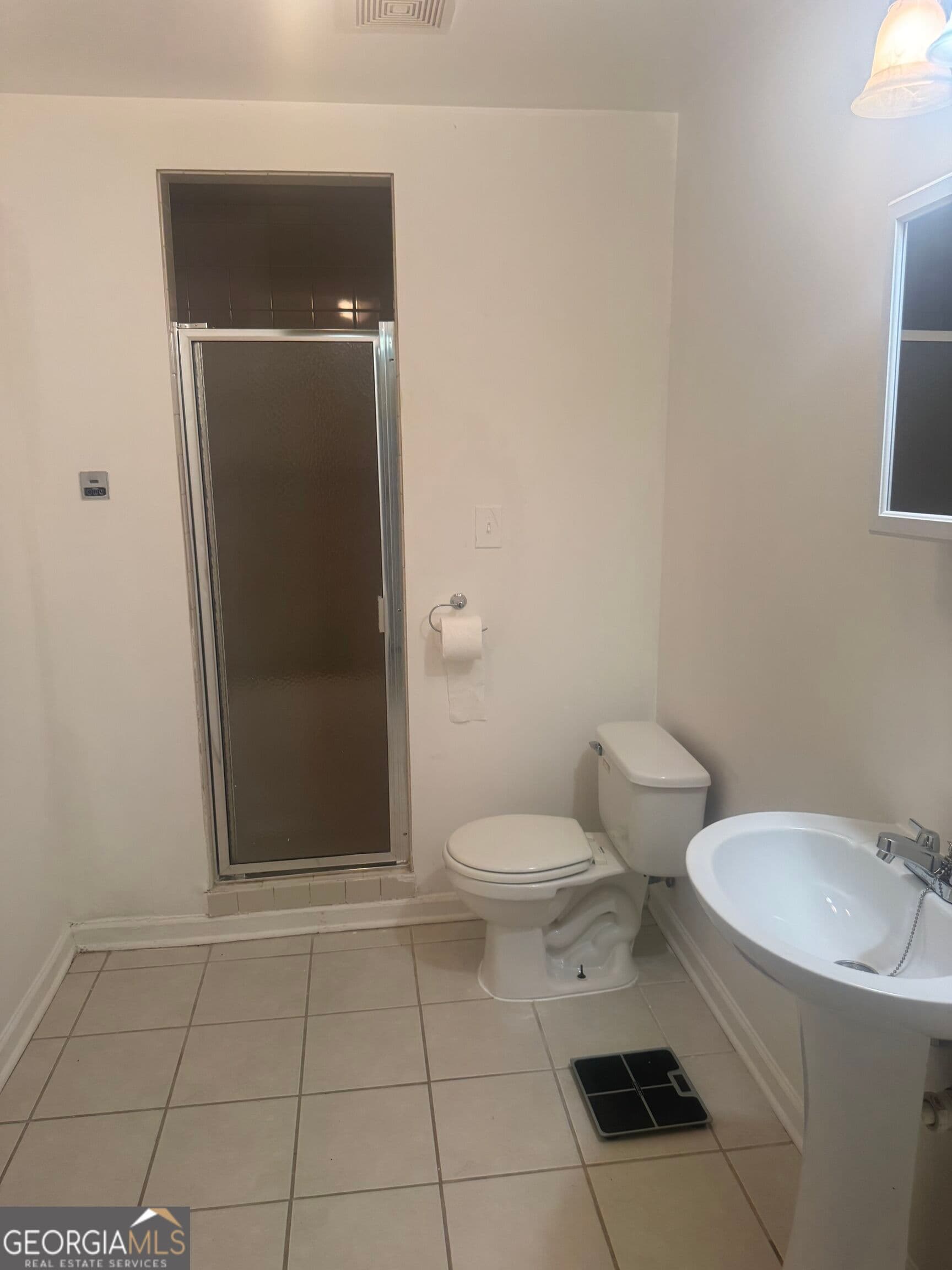 1 bedroom, 1 bathroom, 600 sq ft single family residence for rent at 6084 Riveroak, College Park, GA 30349 for $1,500 a month — photo 3