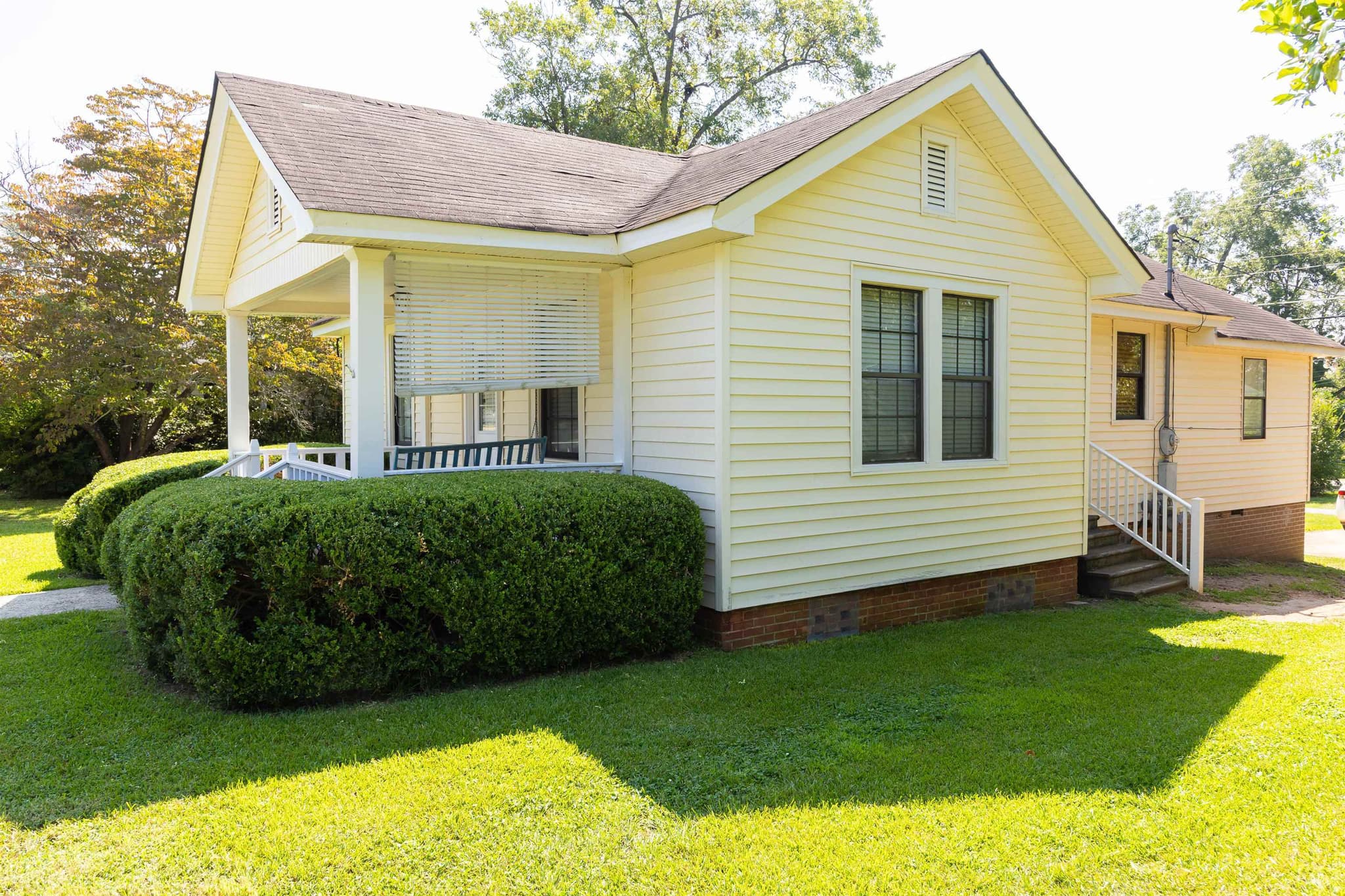 4 bedroom, 2 bathroom, 1,632 sq ft single family residence for sale at 524 W Goodrich Avenue, Thomaston, GA 30286 — photo 2