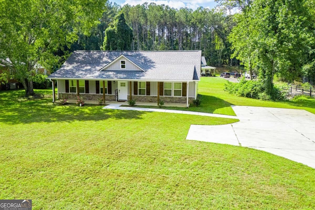 3 bedroom, 2 bathroom, 1,400 sq ft single family residence for sale at 165 N Carroll Street, Bowdon, GA 30108 — photo 5