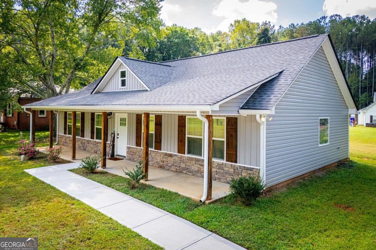 3 bedroom, 2 bathroom, 1,400 sq ft single family residence for sale at 165 N Carroll Street, Bowdon, GA 30108 — photo 4