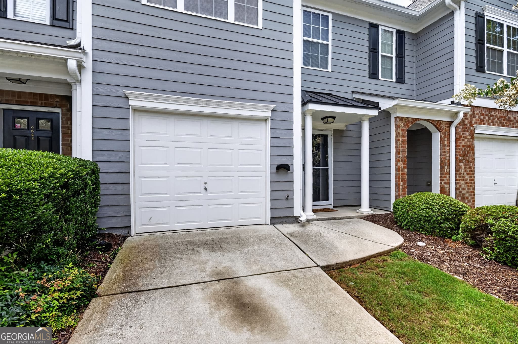 3 bedroom, 2.5 bathroom, 1,496 sq ft townhouse for sale at 6647 Splashwater Drive, Flowery Branch, GA 30542 — photo 2