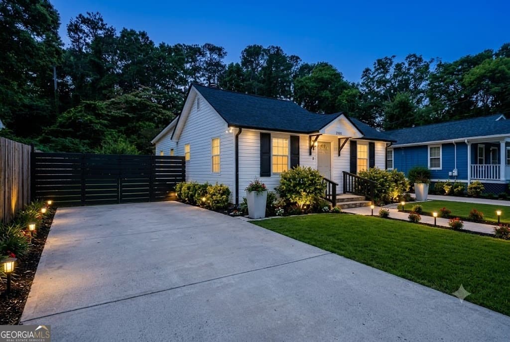 3 bedroom, 2 bathroom, 1,025 sq ft single family residence for sale at 2100 Tiger Flowers Drive, Atlanta, GA 30314 — photo 3