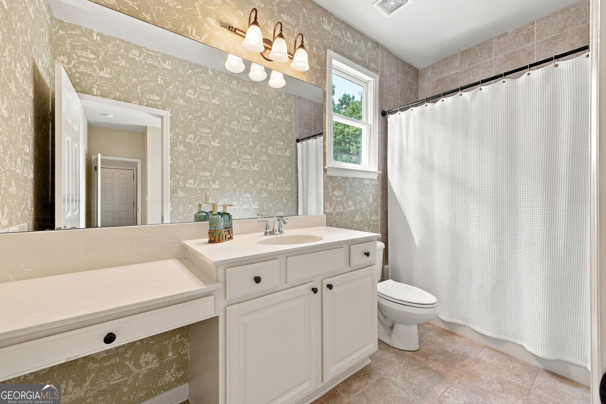 5 bedroom, 3.5 bathroom, 2,870 sq ft single family residence for sale at 44 Fallen Oak Drive, Dallas, GA 30132 — photo 7