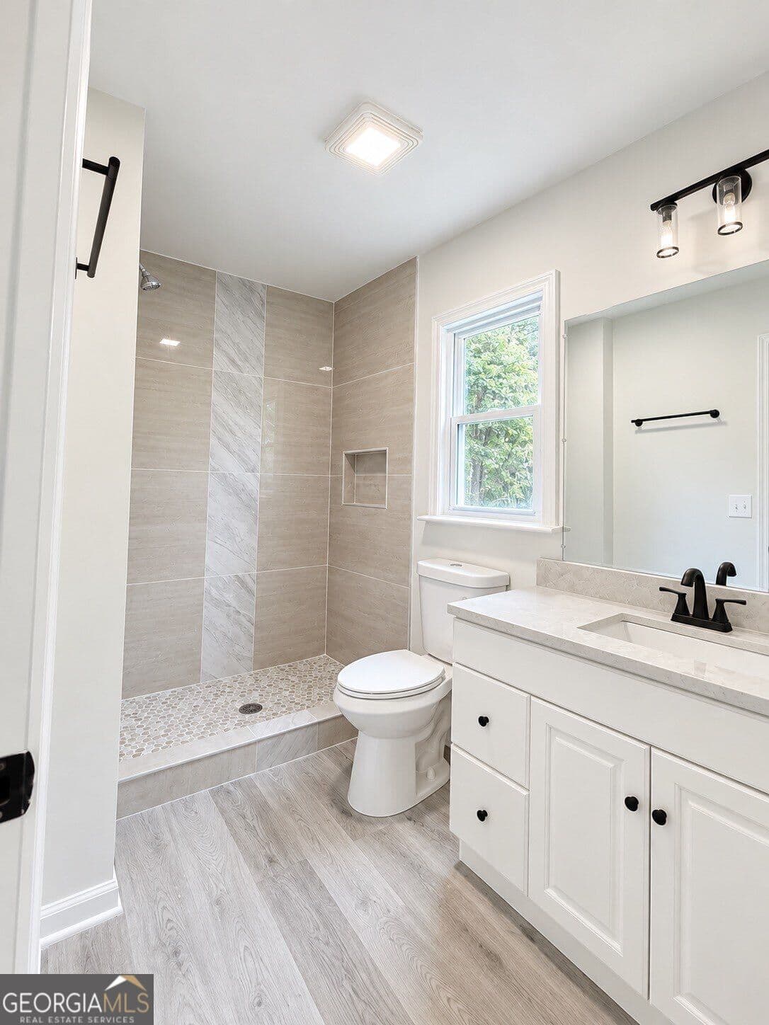 4 bedroom, 3 bathroom, 1,722 sq ft single family residence for sale at 83 NE Lewis Barrett Boulevard, Rome, GA 30161 — photo 6