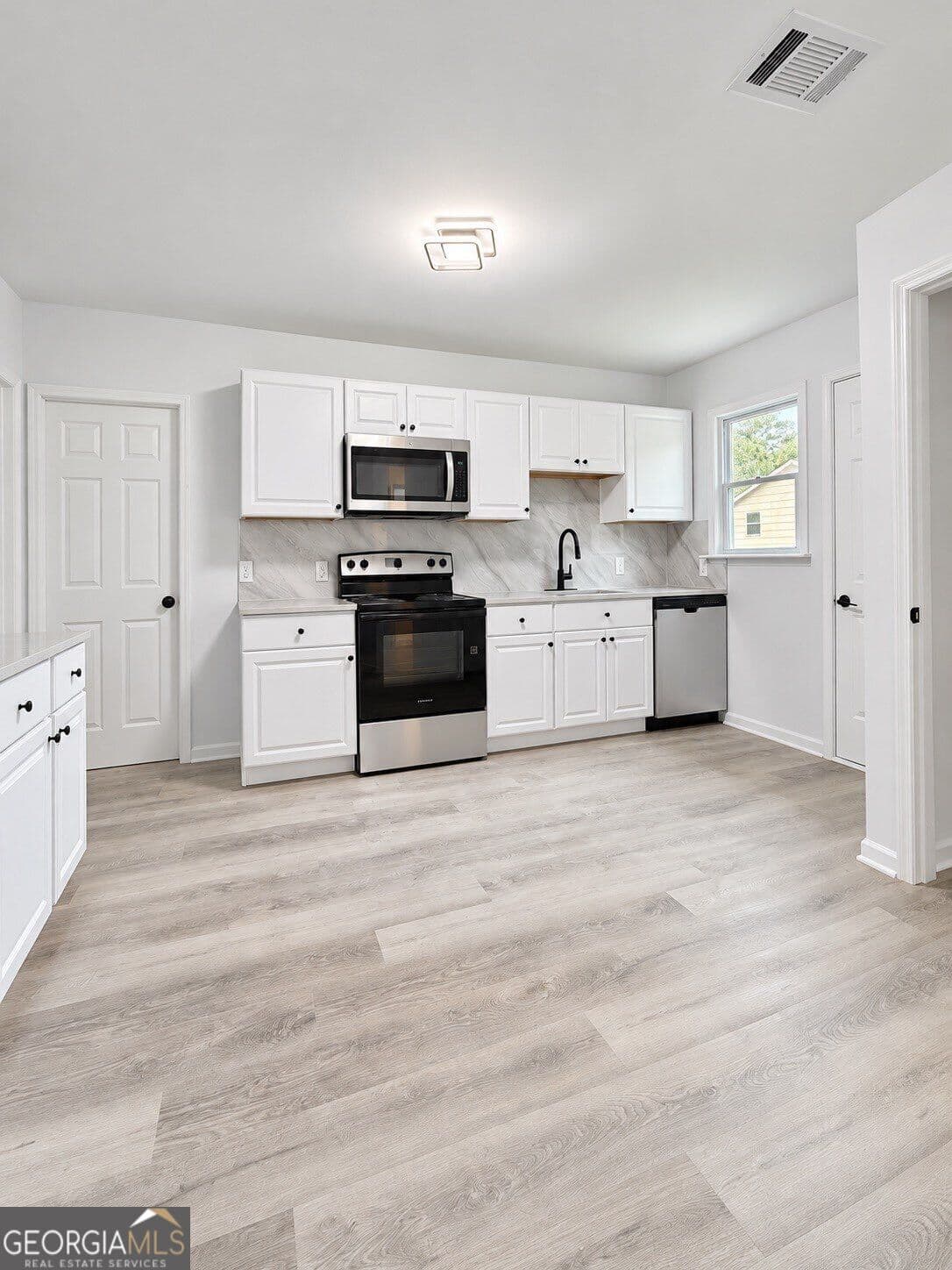 4 bedroom, 3 bathroom, 1,722 sq ft single family residence for sale at 83 NE Lewis Barrett Boulevard, Rome, GA 30161 — photo 5