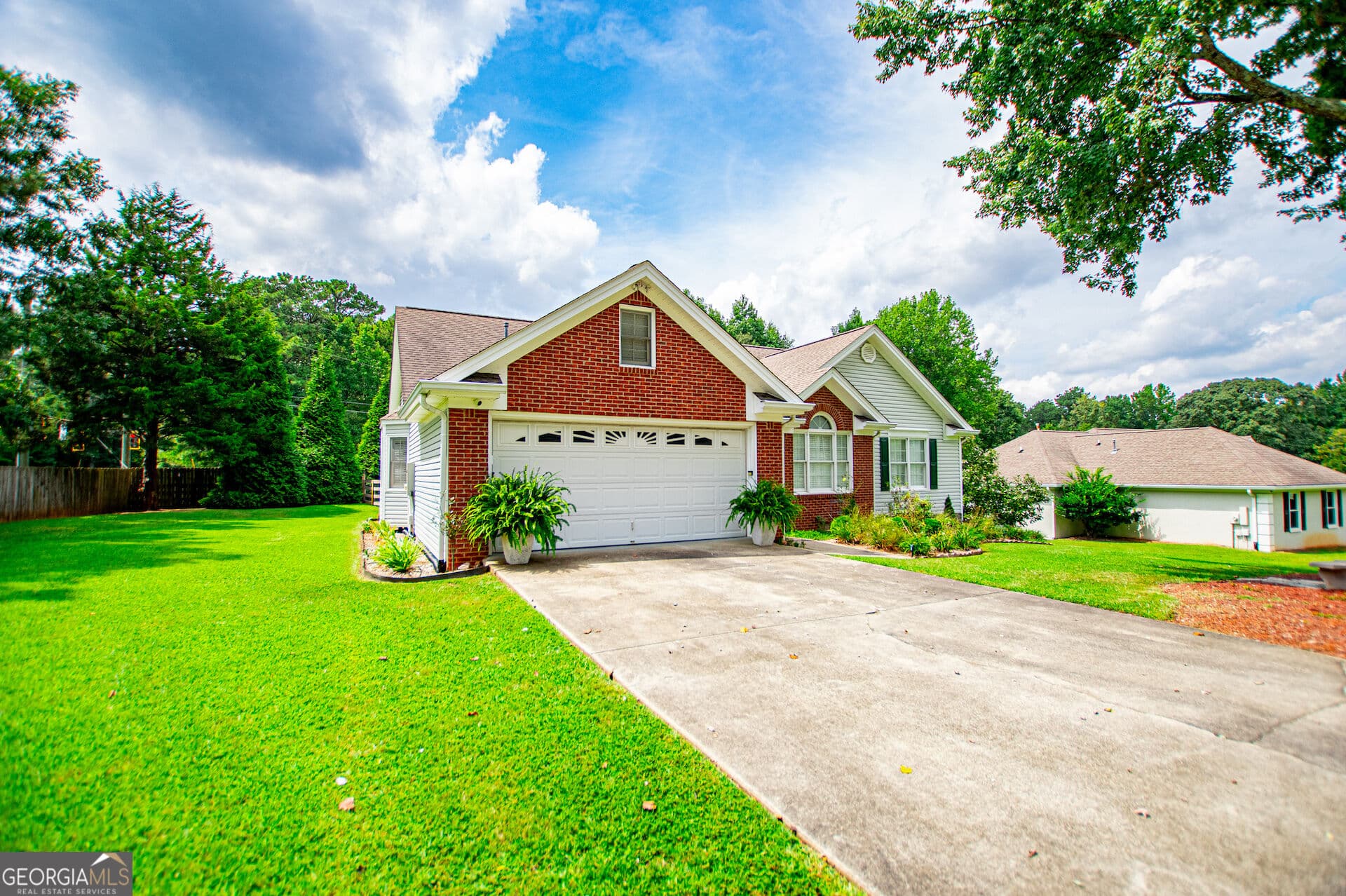 3 bedroom, 2 bathroom, 2,526 sq ft single family residence for sale at 10 Mountain Oaks Drive, Carrollton, GA 30116 — photo 5